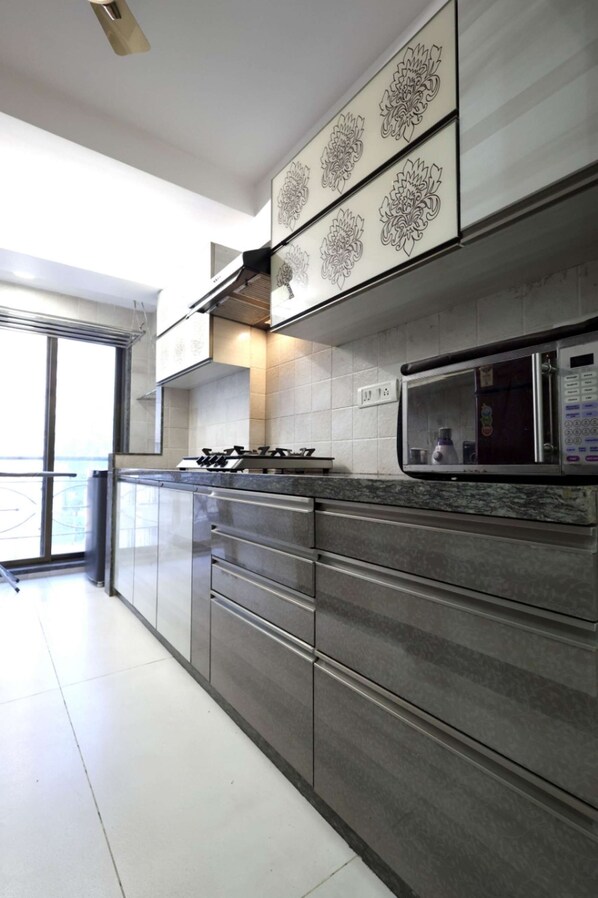 Fridge, microwave, oven, stovetop