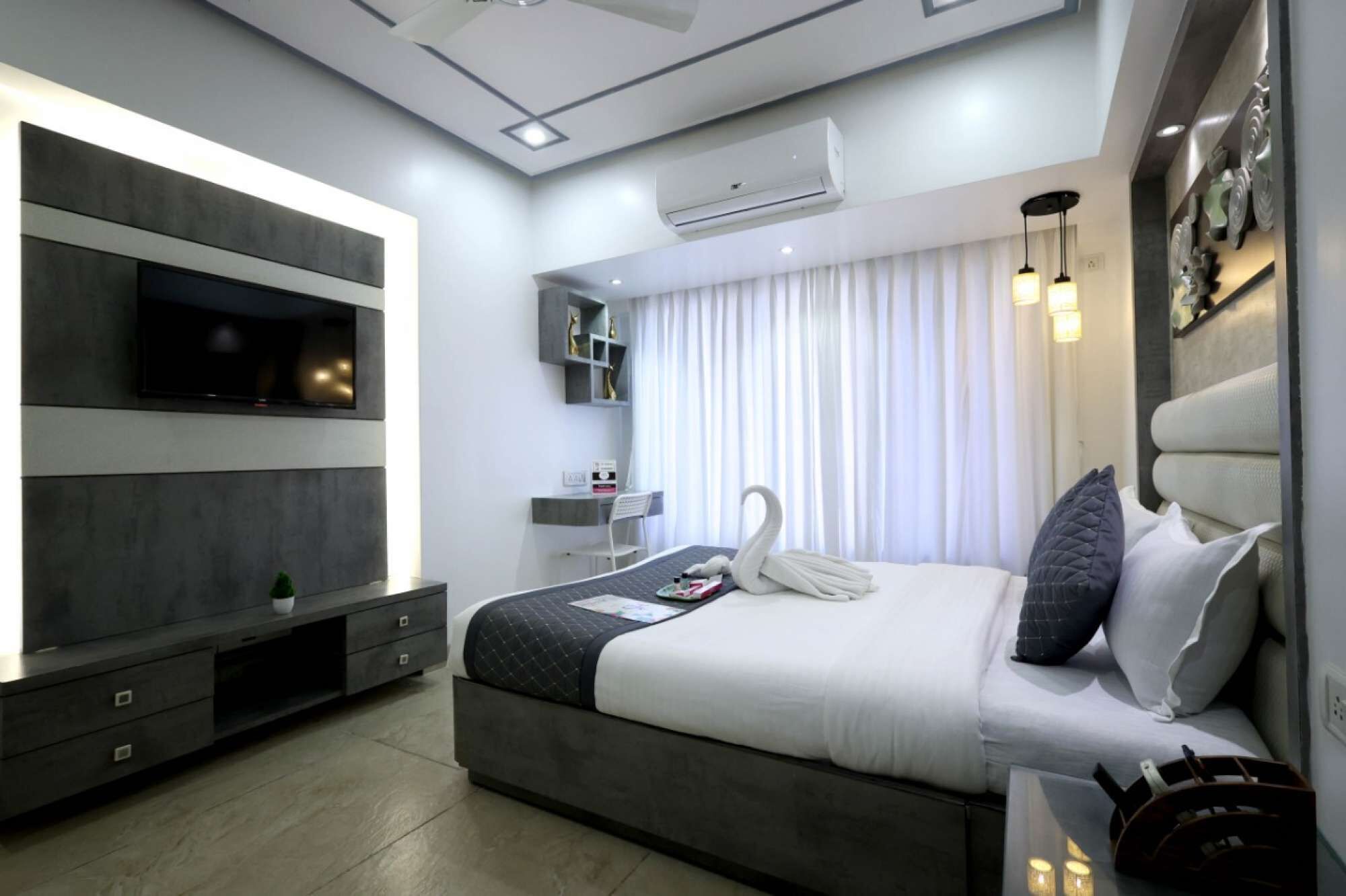 2 bedrooms, desk, iron/ironing board, WiFi