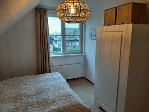 2 bedrooms, iron/ironing board, WiFi, bed sheets - Beach Villa Makkum with sauna, 3 terraces and 150 meters from the beach. (Makkum)