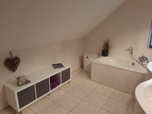 Shower, jetted bath, hair dryer, towels - Beach Villa Makkum with sauna, 3 terraces and 150 meters from the beach. (Makkum)