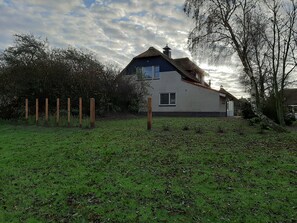 Exterior - Beach Villa Makkum with sauna, 3 terraces and 150 meters from the beach. (Makkum)