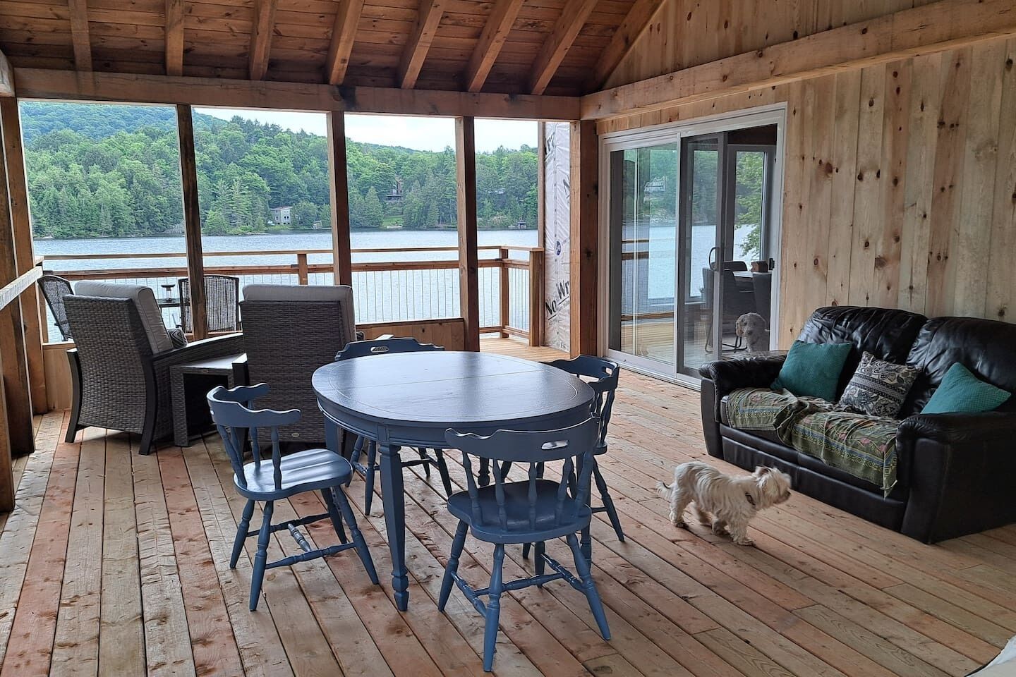 Smart-TV, Kamin, Tischfußball