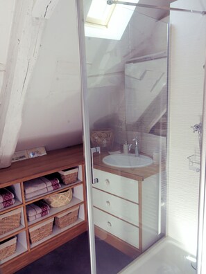 Dusche, Haartrockner, Handtücher, Seife