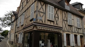 Un edificio tradizionale con struttura a telaio in legno e un negozio al piano terra.