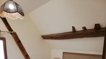 2 slaapkamers, een bureau, een strijkplank/strijkijzer, reisbedje
