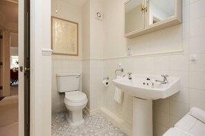 Apartment (3 Bedrooms) | Bathroom