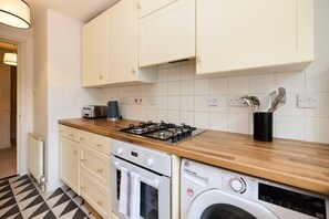 Apartment (3 Bedrooms) | Private kitchen | Fridge, microwave, oven, dishwasher