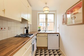 Appartement (3 Bedrooms) | Cuisine privée | Réfrigérateur, micro-ondes, four, lave-vaisselle