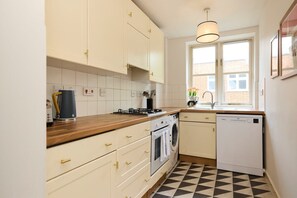 Appartement (3 Bedrooms) | Privékeuken | Een koelkast, een magnetron, een oven, een vaatwasser