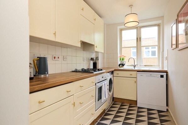 Appartement (3 Bedrooms) | Cuisine privée | Réfrigérateur, micro-ondes, four, lave-vaisselle