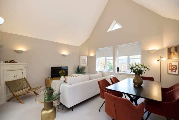 Apartment (3 Bedrooms) | Living area