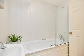 Apartment (3 Bedrooms) | Bathroom - Chiswick Views & Space Elegant 3bdr Duplex With Parking (London)