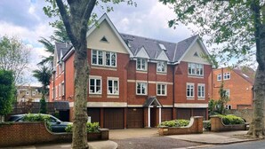 Exterior - Chiswick Views & Space Elegant 3bdr Duplex With Parking (London)