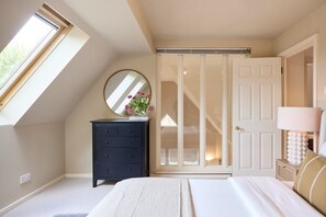 Room - Chiswick Views & Space Elegant 3bdr Duplex With Parking (London)
