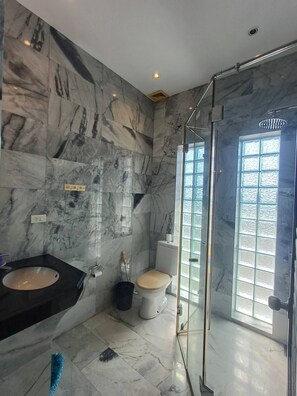 Villa, uitzicht op tuin | Badkamer | Handdoeken