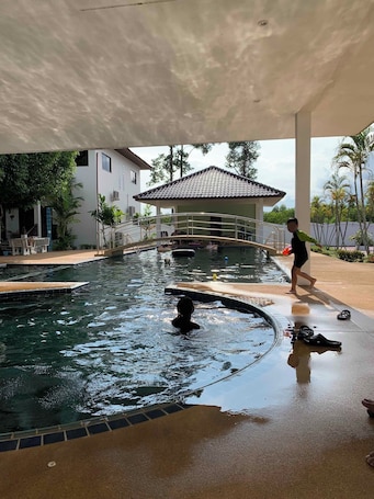 Una piscina al aire libre
