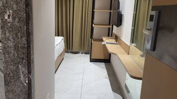 Deluxe Double Room | Desk, bed sheets