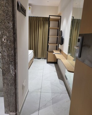 Deluxe Double Room - Hotel Shiv Kartik (Surat)