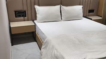 Habitación Deluxe doble | Escritorio y ropa de cama