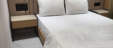 Deluxe Double Room | Desk, bed sheets