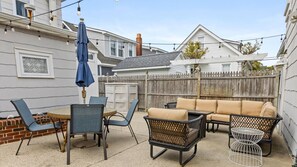 Outdoor dining - Charming North End OC Beach House 4BR/3BA (Ocean City)
