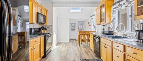 Jääkaappi, mikroaaltouuni, uuni, liesi