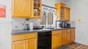 Fridge, microwave, oven, stovetop - Charming North End OC Beach House 4BR/3BA (Ocean City)