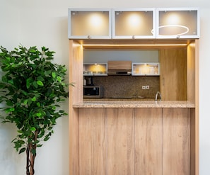 Full-sized fridge, microwave, oven, stovetop