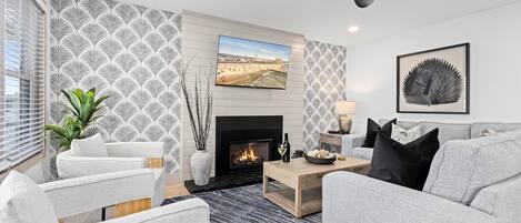 Televisión, chimenea y oficina