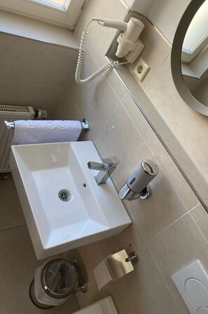 Bathroom - Erde Hotel Erlangen (Erlangen)