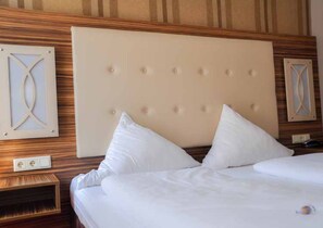 Standard Room, City View | Desk, free WiFi - Erde Hotel Erlangen (Erlangen)