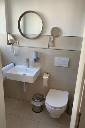 Comfort-rum | Badrum | Dusch, hårtork, handdukar och tvål