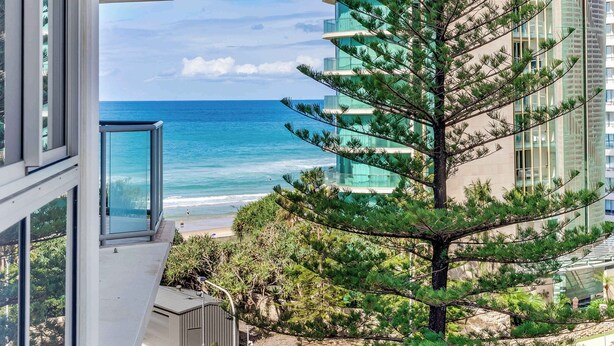 A high-rise building with a view of the ocean. - Tiki by Khove (Surfers Paradise)