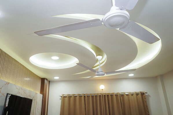 A ceiling with a white ceiling fan and recessed lighting.