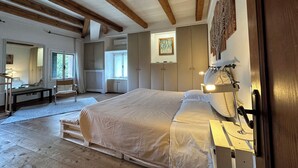 4 soverom, skrivebord, strykejern/-brett og wi-fi (inkludert)