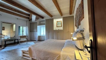 4 bedrooms, desk, iron/ironing board, free WiFi