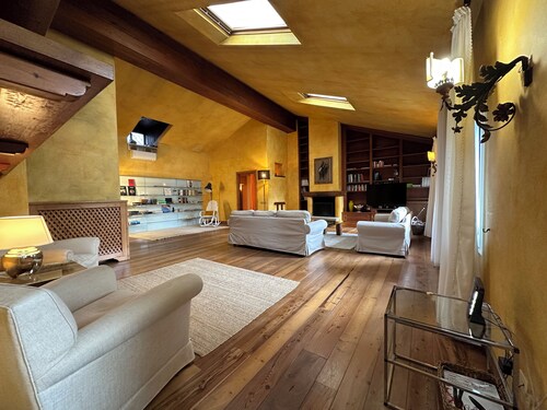 Spacious Flat with Pool & 36.000m2 Garden