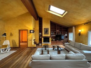 Smart TV, chimenea y libros