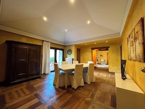 Dining - Spacious Flat with Pool & 36.000m2 Garden (Lancenigo)