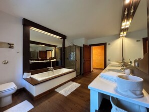 Séchoir à cheveux, bidet, serviettes fournies, savon