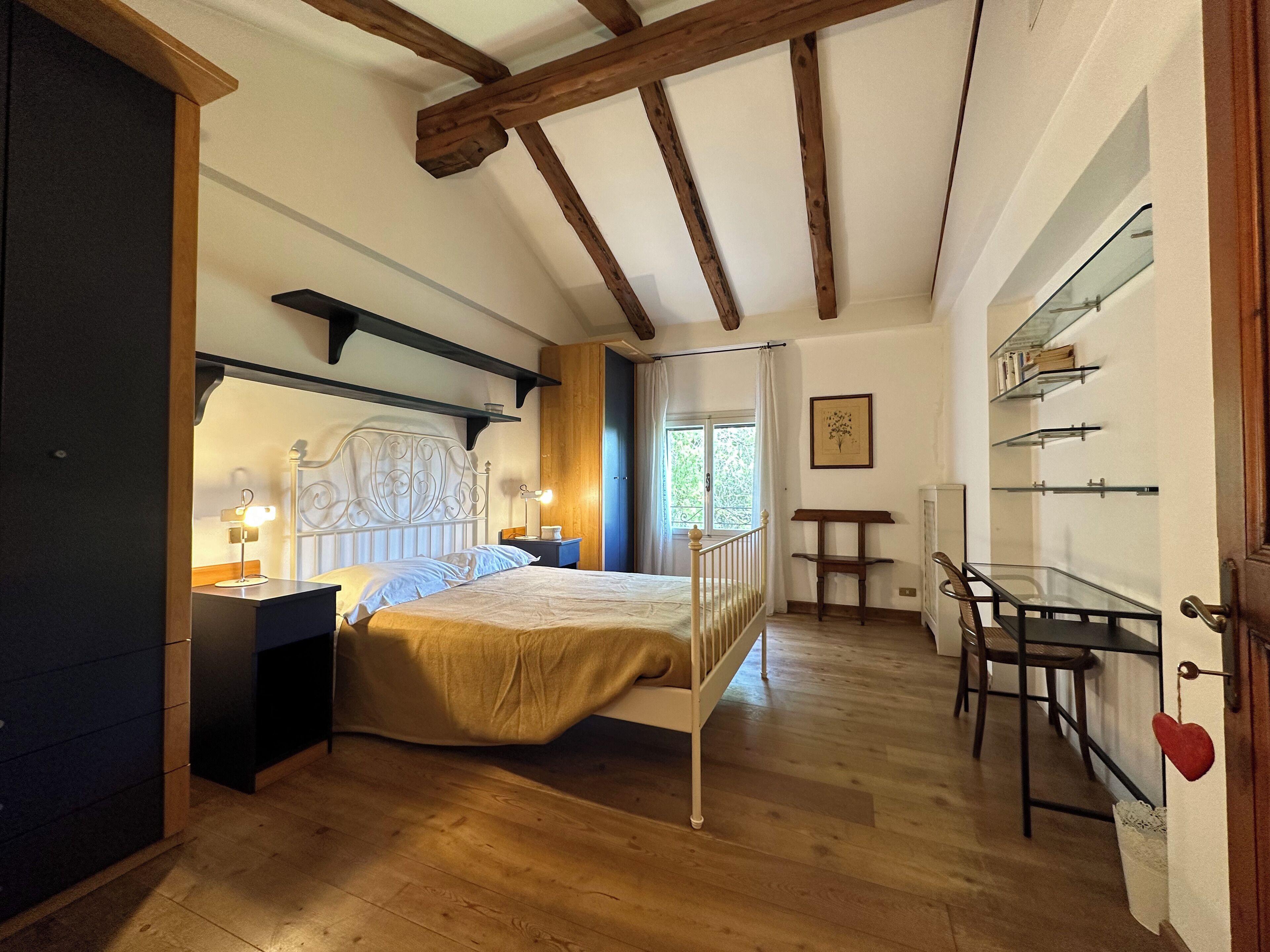 4 camere, una scrivania, ferro/asse da stiro, Wi-Fi gratuito