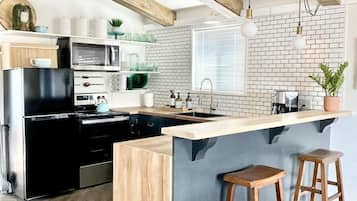 Coffee/tea maker, fridge, microwave, oven