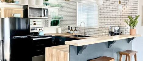 Refrigerador, microondas, horno y parrilla de estufa