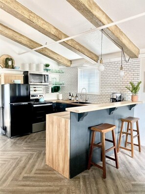 Fridge, microwave, oven, stovetop - Bluebird Day - Fox Den South (Bend)