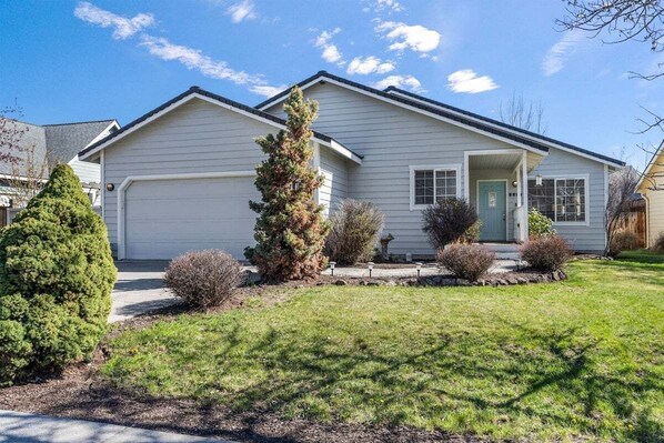 Exterior - Bluebird Day - Casa Virginia (Bend)