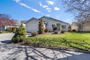 Exterior - Bluebird Day - Casa Virginia (Bend)