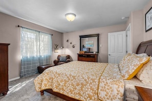 3 bedrooms, WiFi - Bluebird Day - Casa Virginia: Spacious 3BR home in Bend with modern amenities for a cozy stay. (Bend)