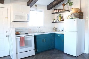 Fridge, microwave, oven, stovetop - Bluebird Day - Fox Den North in Bend, OR with cozy 1BR and bunk beds! (Bend)