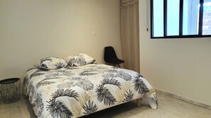 2 bedrooms, iron/ironing board, travel cot, free WiFi - Le Mûrier: air conditioning, parking, direct access to greenway (Vesseaux)