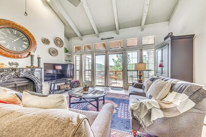 Walk to Dtwn Ruidoso: Mtn-view Condo w/ Pool!